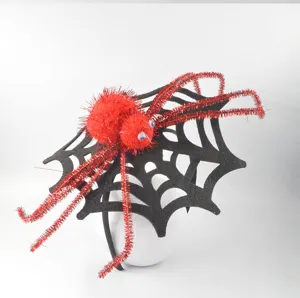 Halloween Spinnennetz Haarreif Detail mit roter pelziger Spinne und glitzernden Beinen.