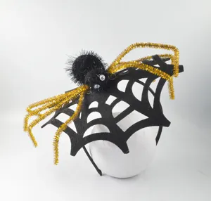 Halloween Spinnennetz Haarreif mit schwarzer Spinne und Gold Draht Dekor fuer Party Kostuem.