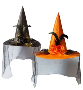 Halloween Hexenhut Detail, LED Lichter, schwarzer Netzdraht, Feder und Rosendekor.