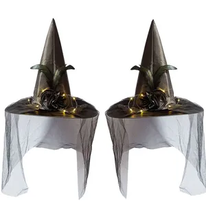 Detailaufnahme des Halloween Hexenhutes mit LED-Lichtern, schwarzem Netzschleier und Rosen.
