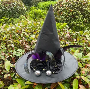 Chapeau de sorcière lumineux accessoire de costume d'Halloween avec plumes et boule disco.
