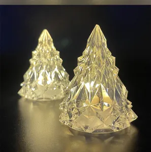 Détail de veilleuse sapin de Noël en cristal glacier, jolie décoration lumineuse table.