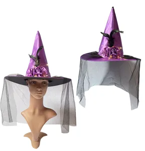 Lila Halloween Hexenhut Detailansicht mit schwarzem Tüll, Rosen, Federn und LED-Lichtern.
