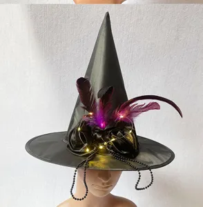 Cappello da strega luminoso di Halloween con piume viola, perline nere e luci LED per festa.