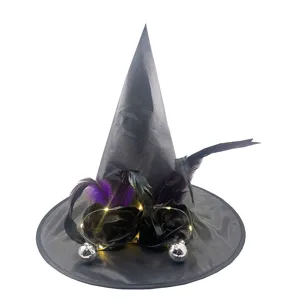 Vue détaillée du chapeau de sorcière d'Halloween lumineux avec plumes et boules disco.