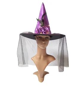 Halloween Hexenhut mit schwarzem Schleier lila Rosen Federn und LED Lichtern für Party.