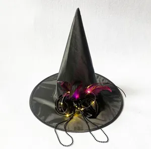 Dettaglio cappello da strega nero con piume viola e luci LED per costume di Halloween.