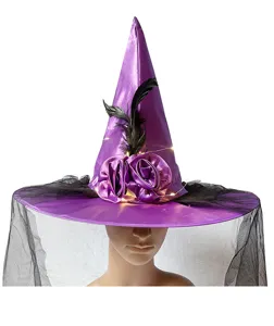Lila Halloween Hexenhut mit schwarzem Netzschleier, Satinrosen, Federn und LED Lichterketten.
