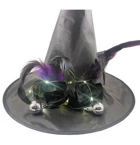 Chapeau de sorcière lumineux avec plumes et lumières de boule disco pour fête d'Halloween.