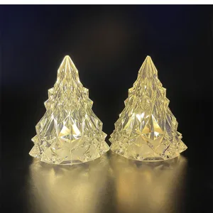 Gros plan détaillé de la veilleuse arbre de Noël en cristal lumineux, déco chaleureuse.