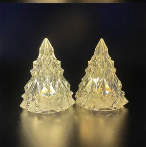 Gros plan sur deux veilleuses sapin de Noel en acrylique transparent avec eclairage LED chaud.