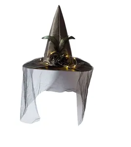 Detailansicht des beleuchteten Hexenhuts mit Schleier und Rosen fuer Halloween Party Kostuem.