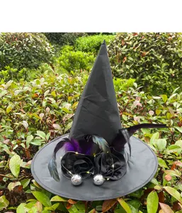 Vue détaillée d'un chapeau de sorcière noir avec plumes, fleurs et guirlande lumineuse.