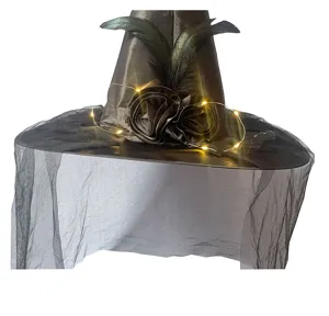 Detailaufnahme des Halloween Hexenhuts mit schwarzen Rosen, Federn und LED Lichterkette.
