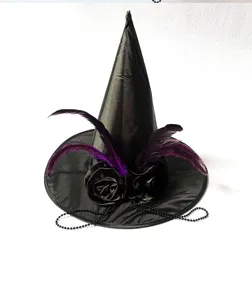 Vista dettagliata di un cappello da strega nero di Halloween con piume viola e perle.