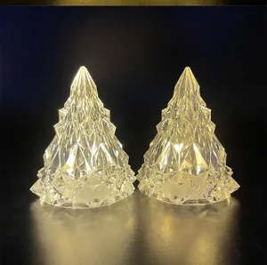 Vue detaillee de veilleuses sapin de Noel en cristal eclairant une lumiere chaude deco.