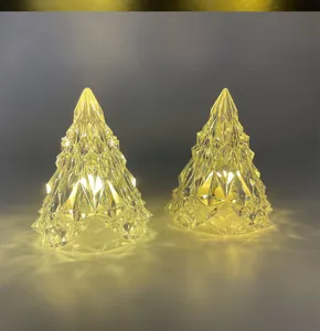 Detail de veilleuse glacier en cristal avec forme d'arbre lumineuse pour decoration de bureau.
