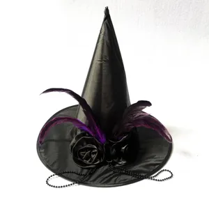 Cappello da strega nero di Halloween con piume viola e rose per festa in costume elegante.