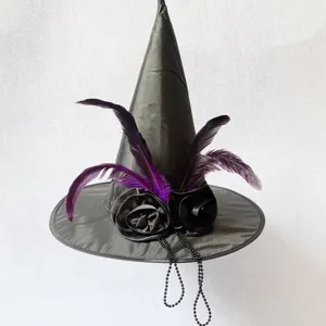 Cappello da strega di Halloween nero con piume viola, rose di stoffa e perle per feste.