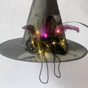 Cappello da strega di Halloween con piume viola lucine e perline costume per feste copricapo