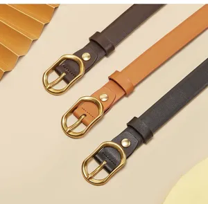 Ceinture fine en cuir pour femme avec boucle ardillon vintage, accessoire de robe chic.