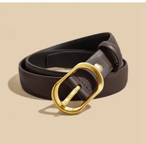 Gros plan détaillé d'une ceinture pour femme en cuir marron foncé avec boucle dorée.