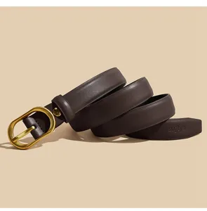 C'est une ceinture en cuir marron femme détail avec boucle dorée pour accessoires mode chic style