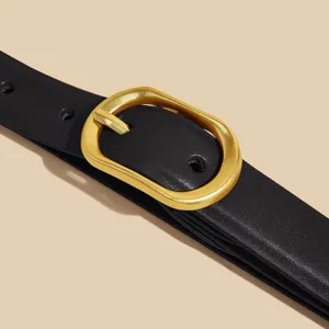 Ceinture fine en cuir noir pour femme avec boucle ardillon métal doré élégante et chic