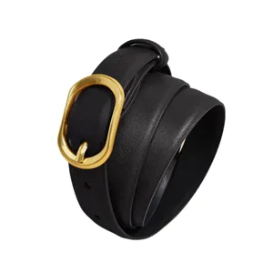Ceinture en cuir noir minimaliste pour femme avec boucle dorée élégante sur fond blanc pur