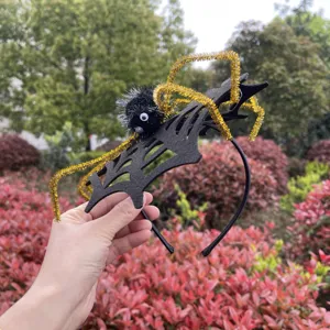 Halloween Spinnen Haarreif mit plueschiger schwarzer Spinne und goldenen Beinen fuer Partys.
