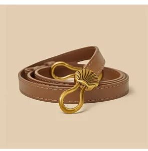 Bruine lederen riem met gouden schepgesp, elegante dunne tailleketting voor jassen en jurken.
