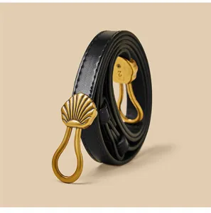 Zwarte smal leren riem met gouden schelpgesp voor damesjurk jas taille accessoire detail.