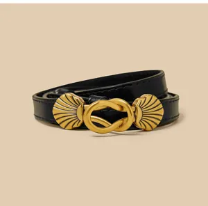 Elegante zwarte lederen damesriem met chique gouden schelpgesp. Perfect voor stijlvolle jurken.