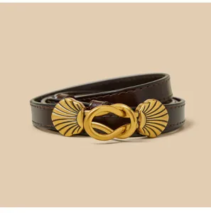 Gedetailleerd overzicht van smalle dames leren riem met vintage gouden schelp metalen gesp.
