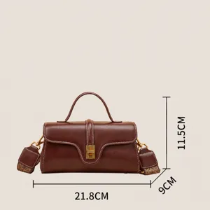 Stijlvolle dames crossbody tas van echt leer met brede strap en chique metalen sluiting.
