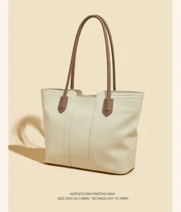 Detailansicht der beigen Tasche mit braunen Trägern, zeigt exquisite Textur und Kapazität.
