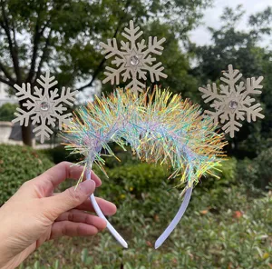 Diadema navideña colorida con copo de nieve, oropel brillante y cristal para fiesta