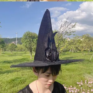 Cappello da strega nero con piume e rose, ideale per cosplay di feste di Halloween.