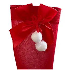 Rote Weihnachtsknielinge Detail mit niedlicher Schleife und weissen Bommeln fur festliche Anlasse