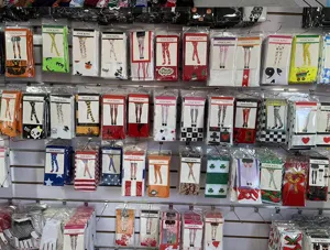 Detailansicht verschiedener bunter gemusterter Oberschenkelstrümpfe und langer Socken.