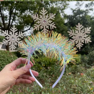 Diadema de oropel colorida con dijes de copos de nieve brillantes para fiesta de navidad.