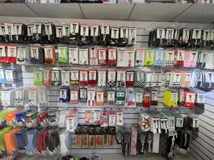Detailansicht eines Großhandels-Displays mit bunten Weihnachtssocken und gemusterten Strümpfen.