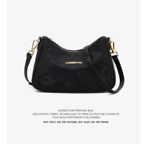 Zwarte elegante zijden schoudertas voor dames met brede strap crossbody tas detail