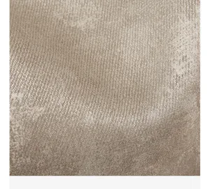 Gedetailleerde close-up van luxe satijnen stof met elegante gouden monogram jacquard textuur.