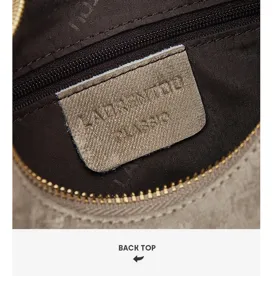 Dames schoudertas onderarmtas binnendetail met rits en merklogopatch voor stijl.