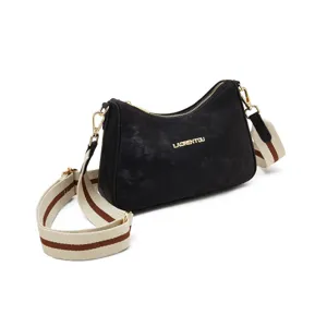 Zwarte elegante dames schoudertas met brede gestreepte riem en gouden metalen hardware.