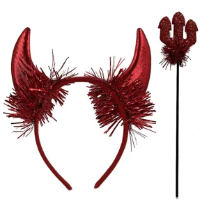 Set van rode duivel hoorn haarband en drietand toverstaf prop voor feestelijke outfit.
