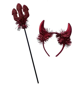 Rode duivel hoorns haarband en drietand toverstaf set, perfect voor Halloween verkleedkleding.