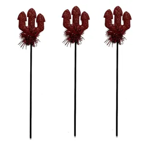Halloween rode duivel drietand toverstaf prop detail, glinsterend feest kostuum accessoire.