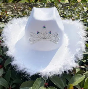 Prachtige detailopname van de witte veren cowboyhoed met strass tiara voor feestjes.